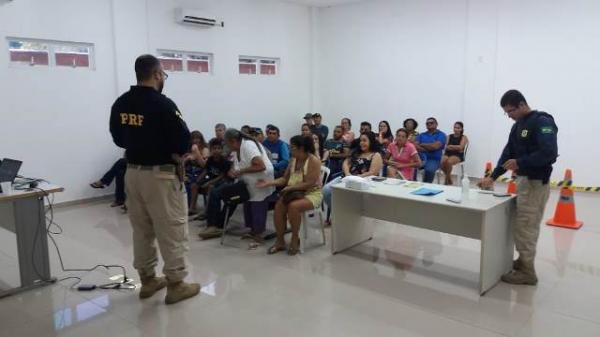 PRF realiza Comando Educativo na BR 230