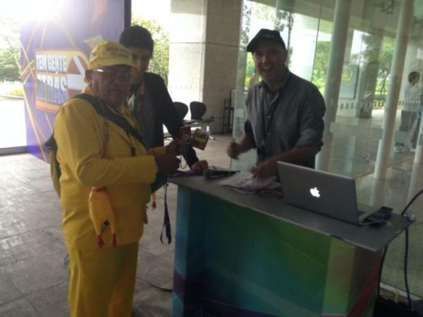 Rep&oacute;rter Amarelinho chega ao est&uacute;dio da Rede Globo(Imagem:FlorianoNews)