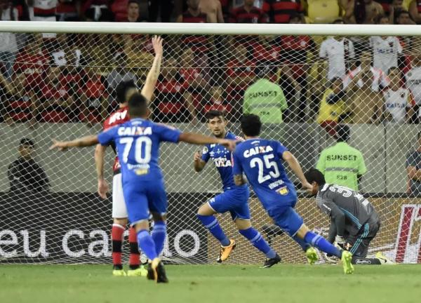  Arrascaeta comemora gol contra o Flamengo em 2017.(Imagem:Andr&eacute; Dur&atilde;o / GloboEsporte.com )