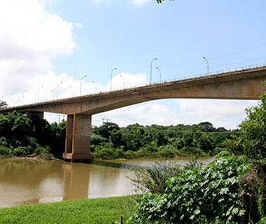 Idoso morre ao ser atropelado e cair de ponte na Capital