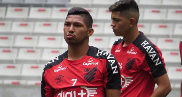 Athletico pede prazo ao Palmeiras para definir negociação sobre Rony