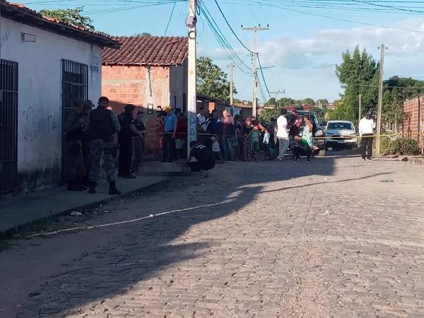 Jovem suspeito de integrar fac&ccedil;&atilde;o criminosa &eacute; morto com v&aacute;rios tiros na Zona Sul de Teresina.(Imagem:Fernando Oliveira/TV Clube)
