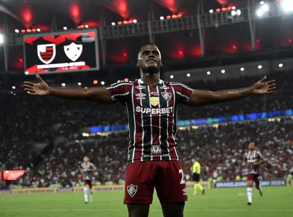 Arias, do Fluminense, chegou ao Rio de madrugada para decidir o Fla-Flu: "Tudo por essa camisa"