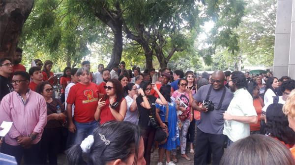 Servidores protestam em frente a Alepi e oposi&ccedil;&atilde;o se re&uacute;ne com presidente do TJ(Imagem:L&iacute;dia Brito/Cidadeverde.com)