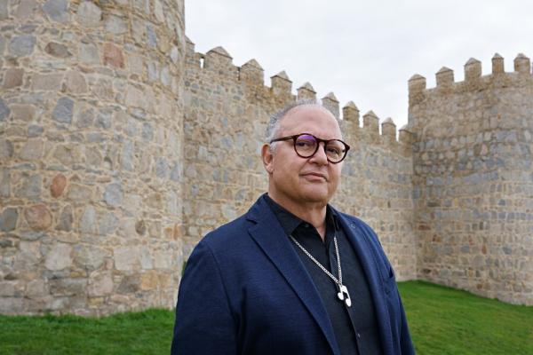 Guilherme Arantes vence cruzada interior travada no campo épico do álbum A desordem dos templários