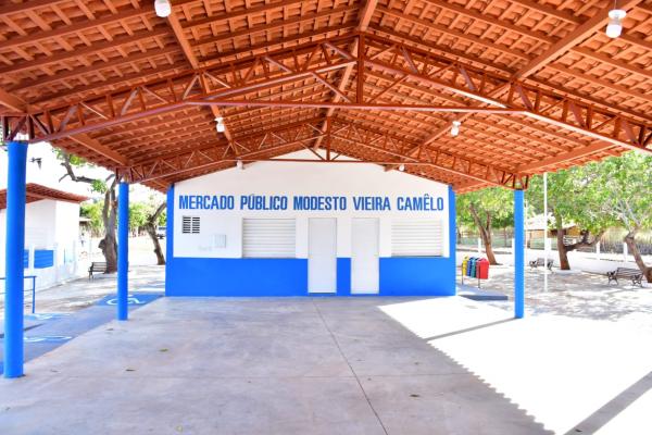 Vereadores participam de entregas do mercado p&uacute;blico e escola no Amolar.(Imagem:CMF)