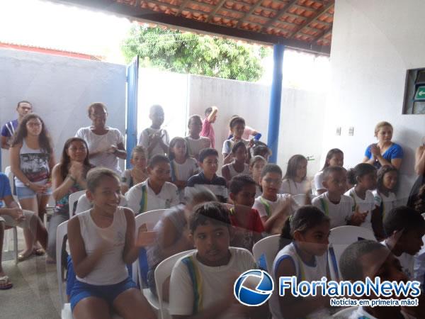 Alunos se divertem com apresenta&ccedil;&atilde;o de dan&ccedil;as na Semana da Crian&ccedil;a.(Imagem:FlorianoNews)