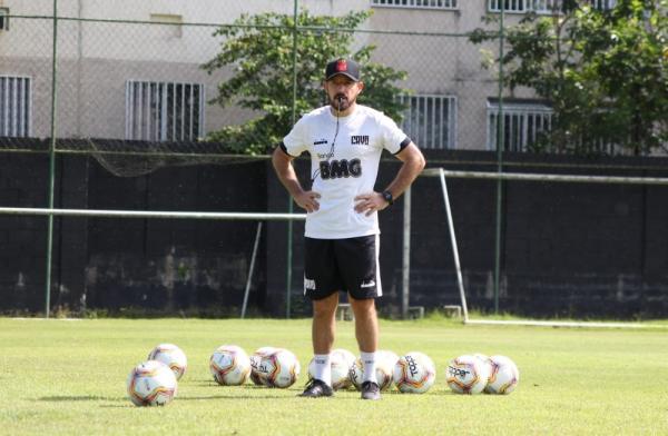 Ramon do Vasco #1: treinador dispensou pescaria para estudar e mandou trocar colchões em Goiás