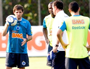 Após dois dias de molho, Montillo treina e deve enfrentar o Grêmio