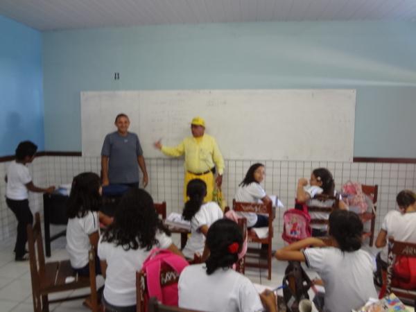 Rep&oacute;rter Amarelinho convida alunos para Festival Estudantil. (Imagem:FlorianoNews)