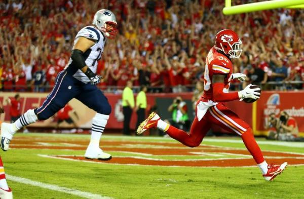 Husain Abdullah marca touchdown para o Kansas City Chiefs e depois &eacute; punido por comemora&ccedil;&atilde;o.(Imagem:Getty Images)