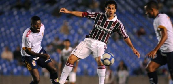 Flu joga mal, leva gol no fim e desperdiça chance de liderar o Brasileiro