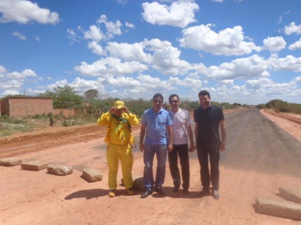 Prefeito Gilberto J&uacute;nior visitou obras de pavimenta&ccedil;&atilde;o asf&aacute;ltica na Av. Beira-Rio.(Imagem:FlorianoNews)