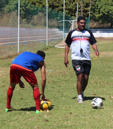 1º dia no River-PI: Flávio Barros ensaia jogadas de bola parada em treino