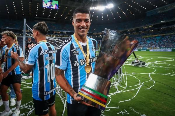 Noite especial: Suárez estreia pelo Grêmio com três gols em 37 minutos, elogios e "padrão alto"