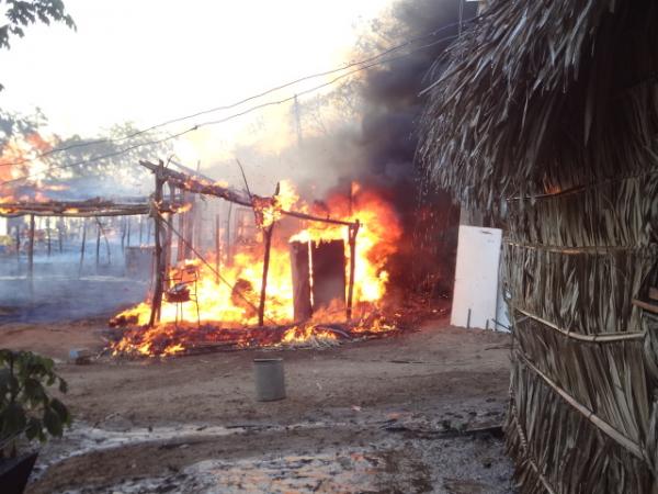 Inc&ecirc;ndio destr&oacute;i barracas na prainha em Bar&atilde;o de Graja&uacute;.(Imagem:FlorianoNews)