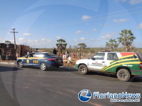 Carreta carregada de milho tomba na Rotat&oacute;ria do Paracaty.(Imagem:FlorianoNews)