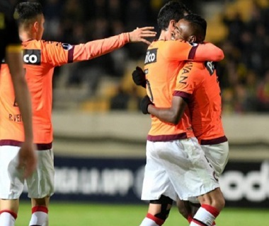 Atlético-PR goleia o Peñarol-URU e avança na Sul-Americana