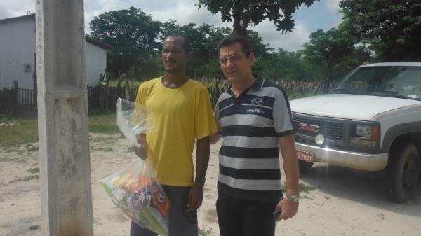 Prefeito fez entrega de cestas b&aacute;sicas nas comunidades rurais.(Imagem:FlorianoNews)