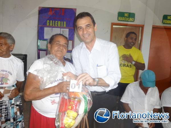 Prefeitura de Floriano distribui cestas básicas para famílias assistidas pelo CRAS.(Imagem:FlorianoNews)
