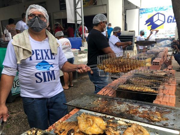 Vendas caem 80% e mercado de Teresina tem churrasco com 600 kg de peixe para orientar sobre doença d