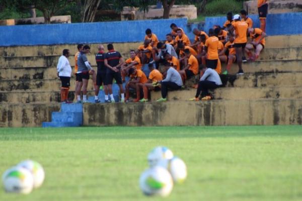 Elenco e comiss&atilde;o t&eacute;cnica conversam antes de treino no Flamengo-PI.(Imagem:Wenner Tito)
