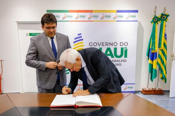 Governador Rafael Fonteles participou da cerim&ocirc;nia de transmiss&atilde;o de cargo para o vice-governador Them&iacute;stocles Filho.(Imagem: Divulga&ccedil;&atilde;o)