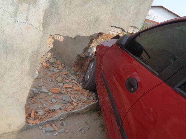Autom&oacute;vel colide contra muro na Avenida Nossa Senhora da Guia.(Imagem:FlorianoNews)