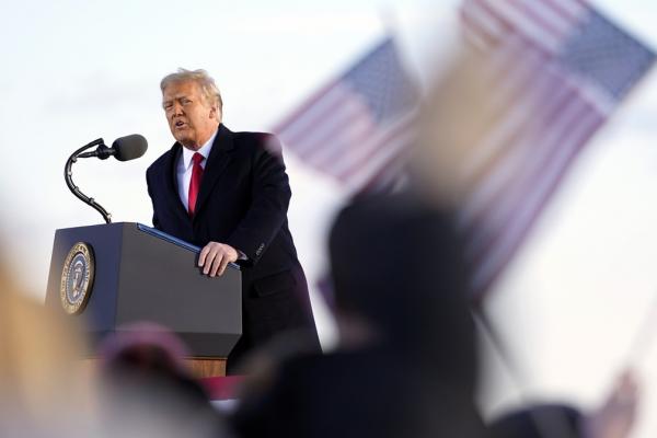 Trump discursa pela &uacute;ltima vez como presidente em base a&eacute;rea de Maryland, pr&oacute;xima a Washington, antes e embarcar para Fl&oacute;rida em 20 de janeiro de 2021.(Imagem:Manuel Balce Ceneta/AP)