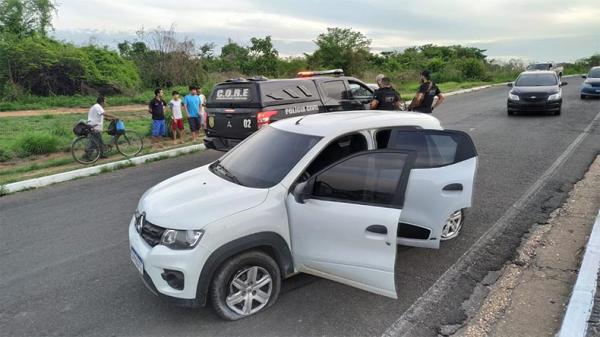Polícia troca tiros com bandidos e resgata vítima de sequestro
