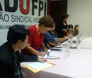 Regina Sousa assina termo de compromisso com a educação