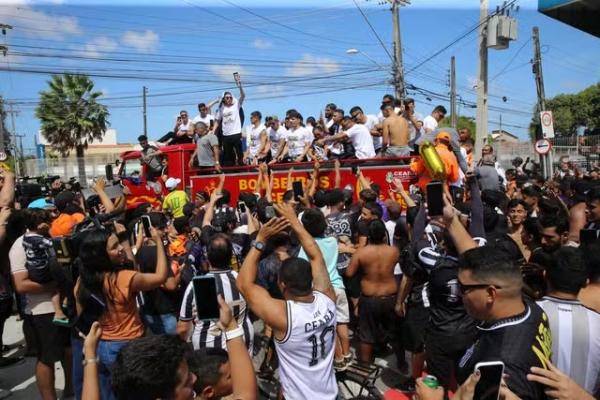 Após acesso, Ceará é recebido com festa pelo torcedor