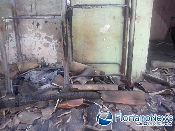 Mulher pede ajuda ap&oacute;s perder tudo em inc&ecirc;ndio criminoso em Floriano.(Imagem:FlorianoNews)