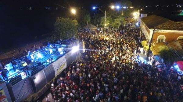 Vendedores ambulantes comemoram as vendas no Carnaval de Floriano