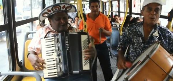 Sanfoneiro piauiense Luiz Arcanjo se apresenta dentro de &ocirc;nibus em Salvador (BA).(Imagem:TV Clube)