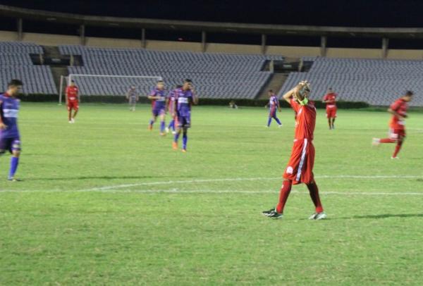 Rinaldo lamenta uma das chances desperdi&ccedil;adas pelo ataque Alvirrubro.(Imagem:Ant&ocirc;nio Fontes /GloboEsporte.com)