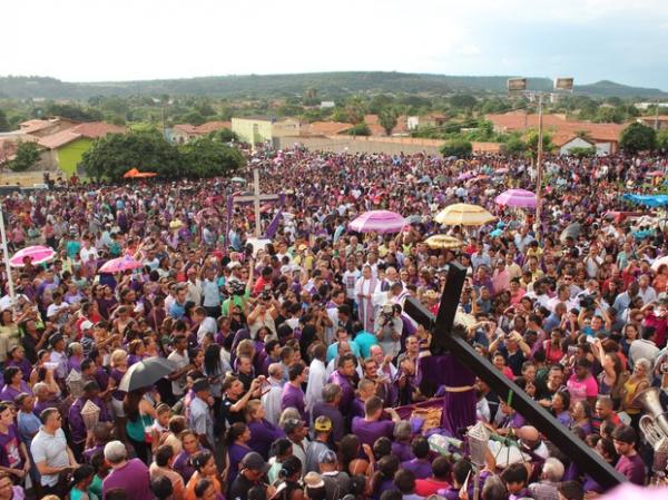 Multid&atilde;o acompanha imagem de Jesus durante prociss&atilde;o em Oeiras.(Imagem:Pedro Santiago/G1)