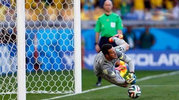 Júlio César pega dois pênaltis, e Brasil vence ao 'estilo Libertadores'