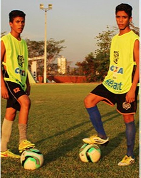 Técnico usa gêmeos para atrapalhar rival