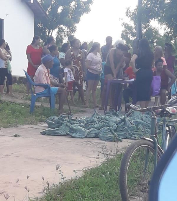 Famílias carentes reclamam da entrega de peixes por prefeitura do Piauí em sacolas no chão e próximo