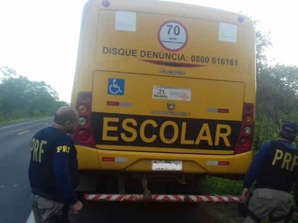 Ônibus escolar é multado por irregularidades em Floriano