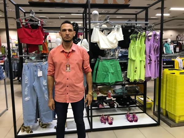 Wagner, colaborador do setor de confec&ccedil;&otilde;es.(Imagem:FlorianoNews)