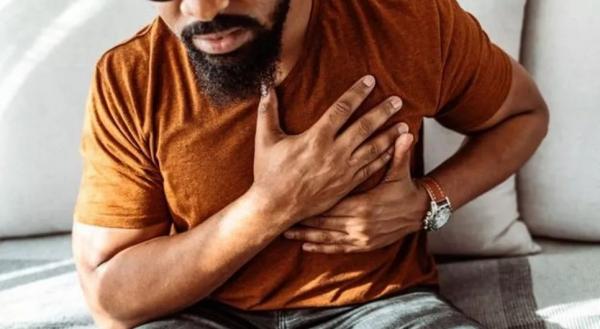 M&eacute;dicos brit&acirc;nicos est&atilde;o fazendo uma campanha para que as pessoas fiquem mais atentas aos primeiros sintomas comuns do infarto.(Imagem:Getty Images via BBC)