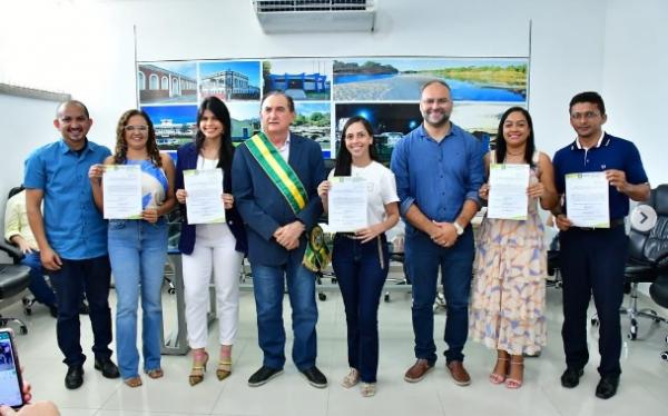 Novos servidores tomam posse em cerimônia conduzida pelo prefeito Antônio Reis em Floriano