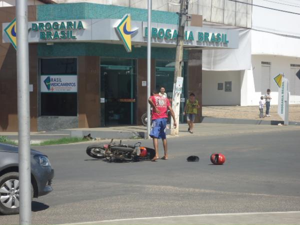 Sem&aacute;foro apagado causa acidente na Avenida Dr. Jos&eacute; Ribamar Pacheco.(Imagem:FlorianoNews)