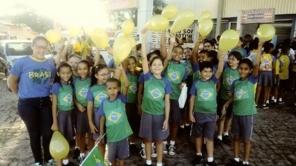 Centro Educacional Peniel realiza passeata de abertura da Copa do Mundo