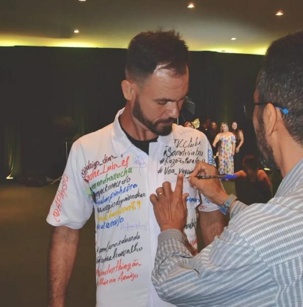 Estudante que usou paredes de oficina para estudar vai à formatura com uniforme de borracheiro