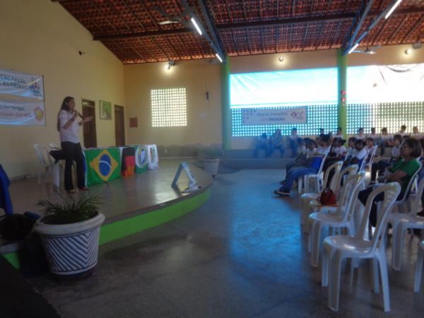 Estudantes participam de palestra sobre combate &agrave;s drogas.(Imagem:FlorianoNews)