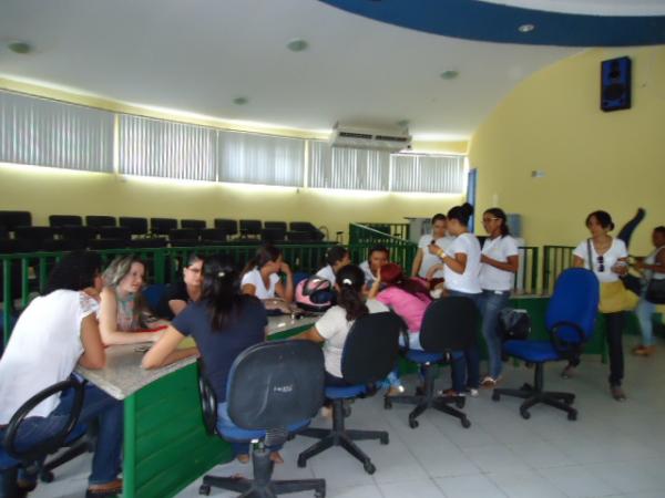 T&eacute;cnicos em Enfermagem ocupam plen&aacute;rio da C&acirc;mara e cobram equipara&ccedil;&atilde;o salarial.(Imagem:FlorianoNews)