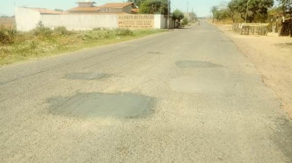 Avenida que d&aacute; acesso ao bairro Nossa Senhora da Guia recebe opera&ccedil;&atilde;o tapa-buracos.(Imagem:FlorianoNews)